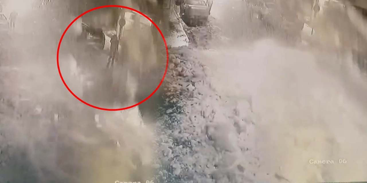 Kar kütlesinin altında kalmaktan kıl payı kurtuldular!