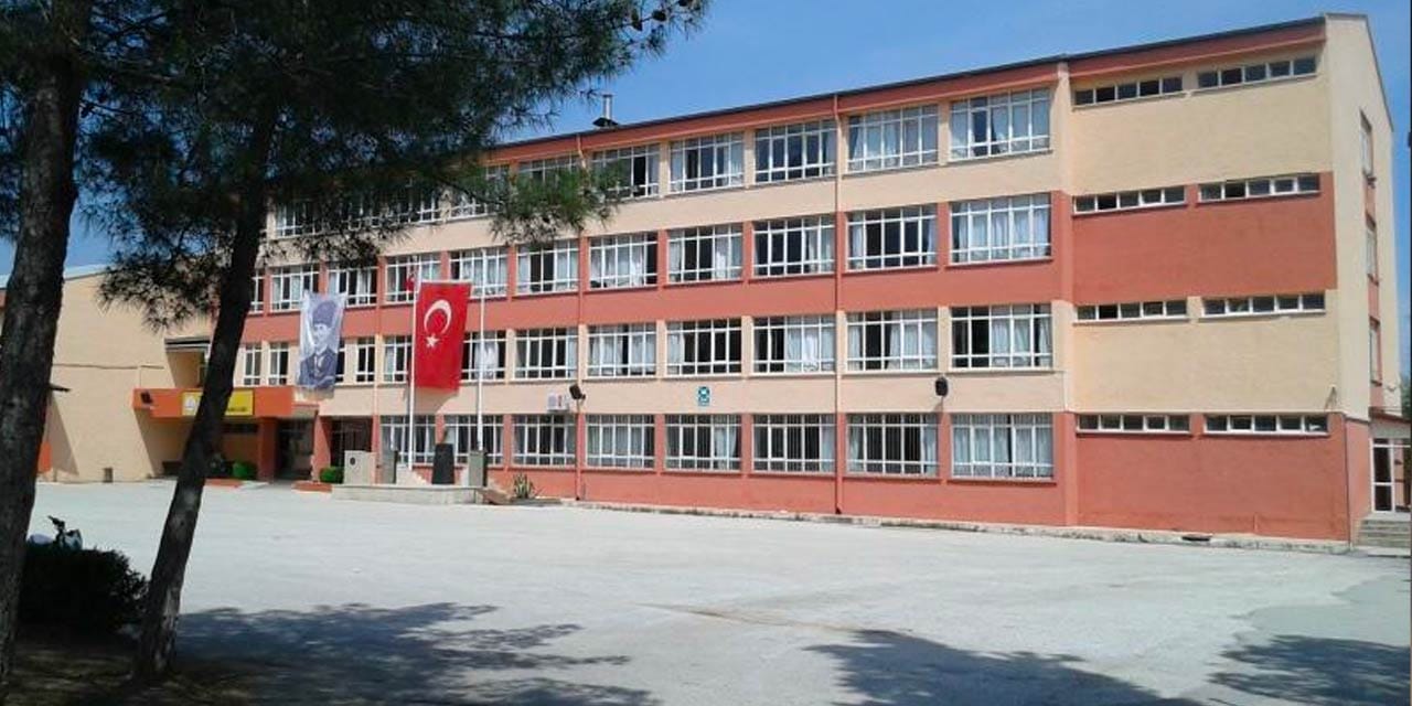 49 yıllık Atatürk Lisesi yıkıldı