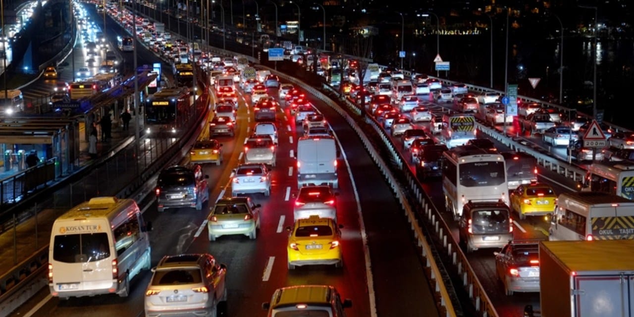 İstanbul'da trafik kilit! Harita kırmızıya boyandı
