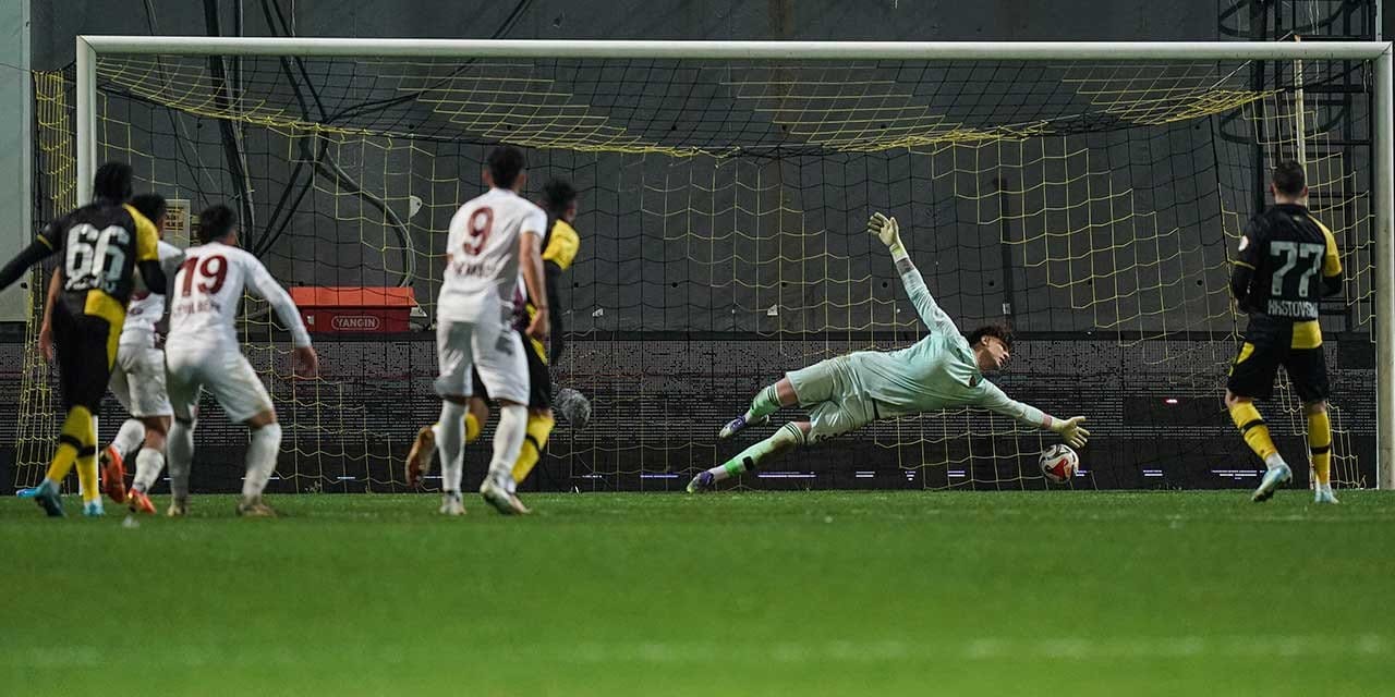 10 kişi kalan İstanbulspor Hatayspor'u devirdi