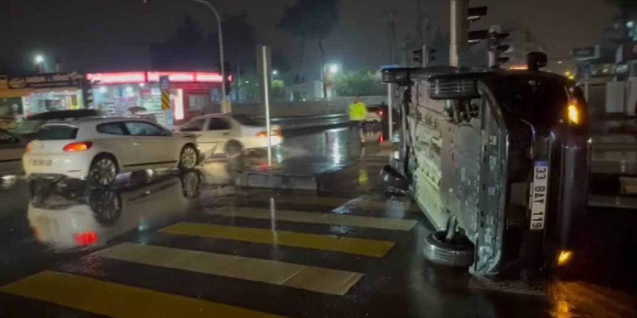 Mersin'de korkutan kaza! Hafif ticari araç yan yattı: 2 kişi yaralandı