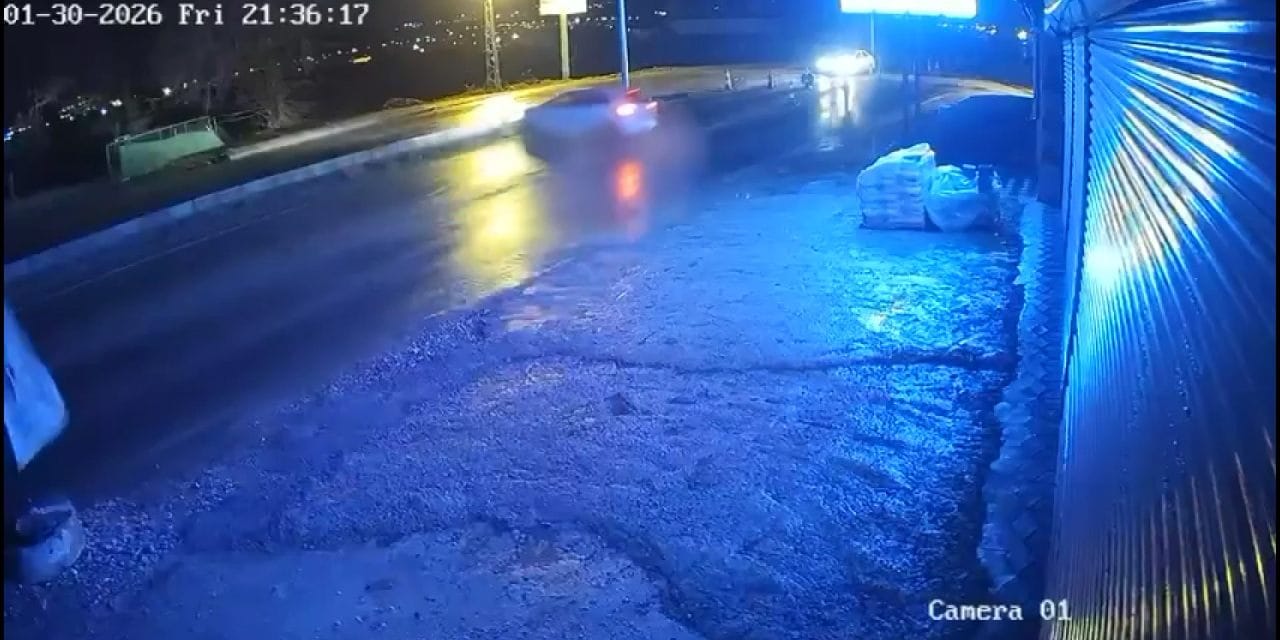 Osmaniye’de feci kaza: Otomobil refüje çarpıp diğer araçla çarpıştı