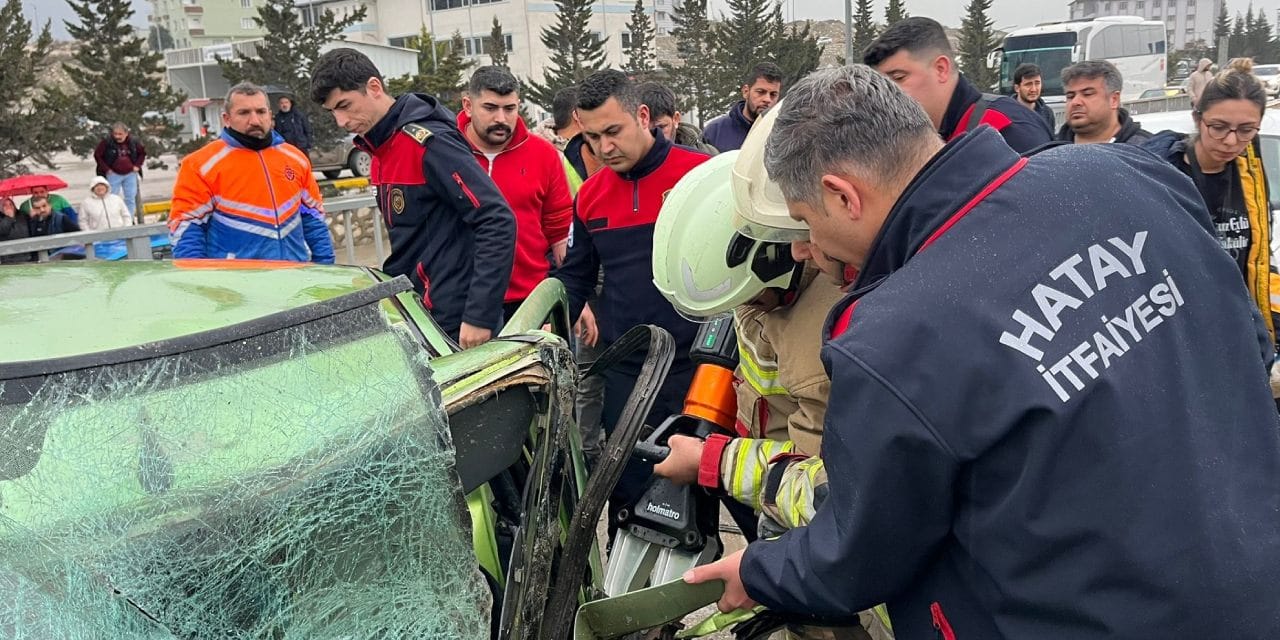 Hatay'da feci kaza! Minibüs karşı şeride geçti: 5 yaralı