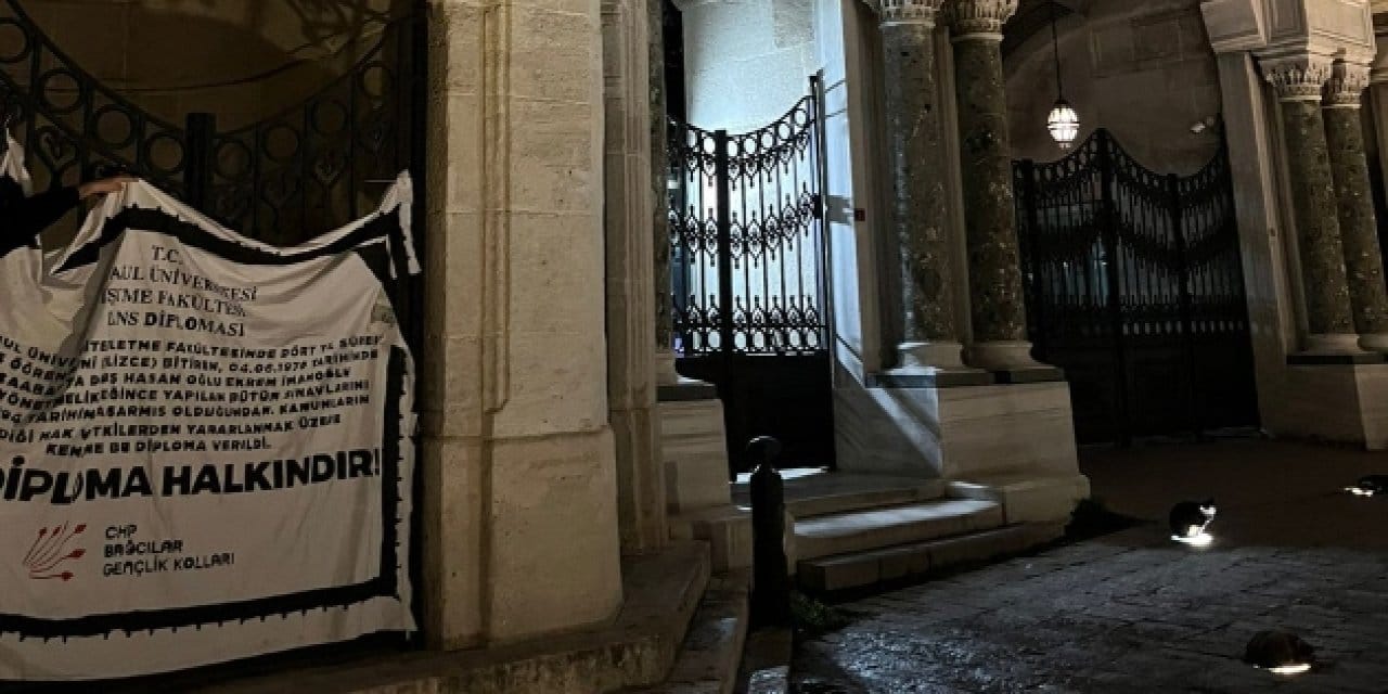 CHP’lilerden İÜ kapısına sembolik İmamoğlu diploması