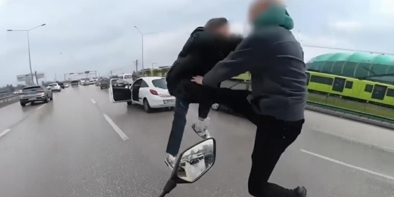 Uçan tekmeleri çarpışan magandaların cezası belli oldu! Kemik sesi otoyolda yankılanmıştı