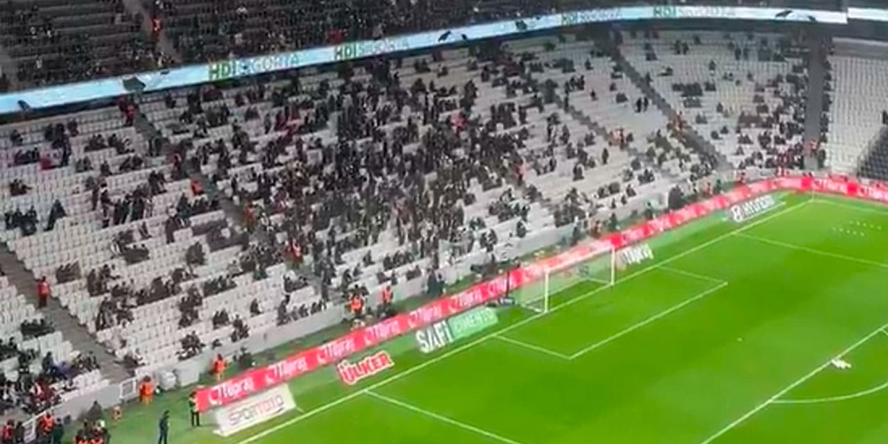 Beşiktaş'ta daha maç başlamadan protesto