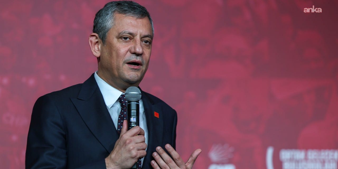 CHP'den 'Demokrasi' Konferansı... Özgür Özel’den MHP’li Yıldız’a gönderme: Olsaydı çok kıymetli olacaktı