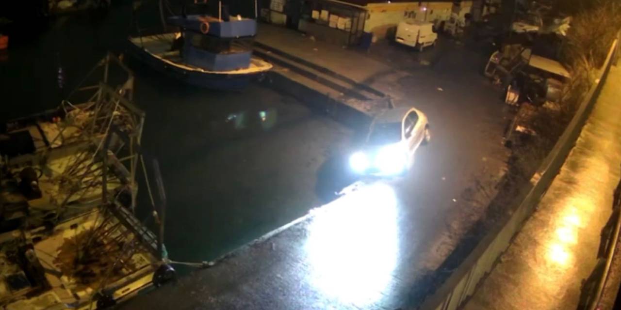 Otomobilin denize düştüğü yerde ikinci kaza: Mendirekte asılı kaldı