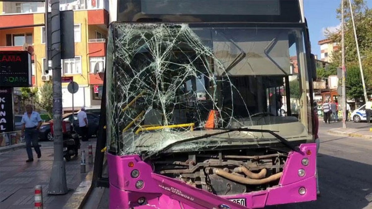 İstanbul'da korkutan kaza! İETT otobüsü park halindeki araçlara çarptı!