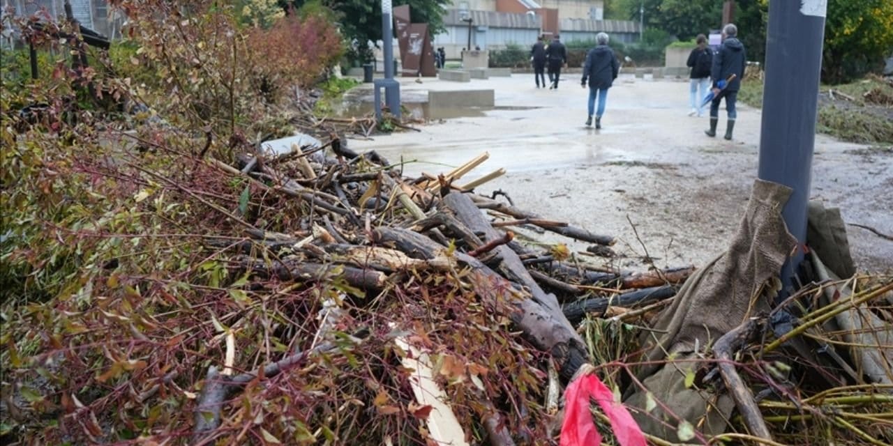 Fransa'da hortum kabusu: 200 ev hasar gördü