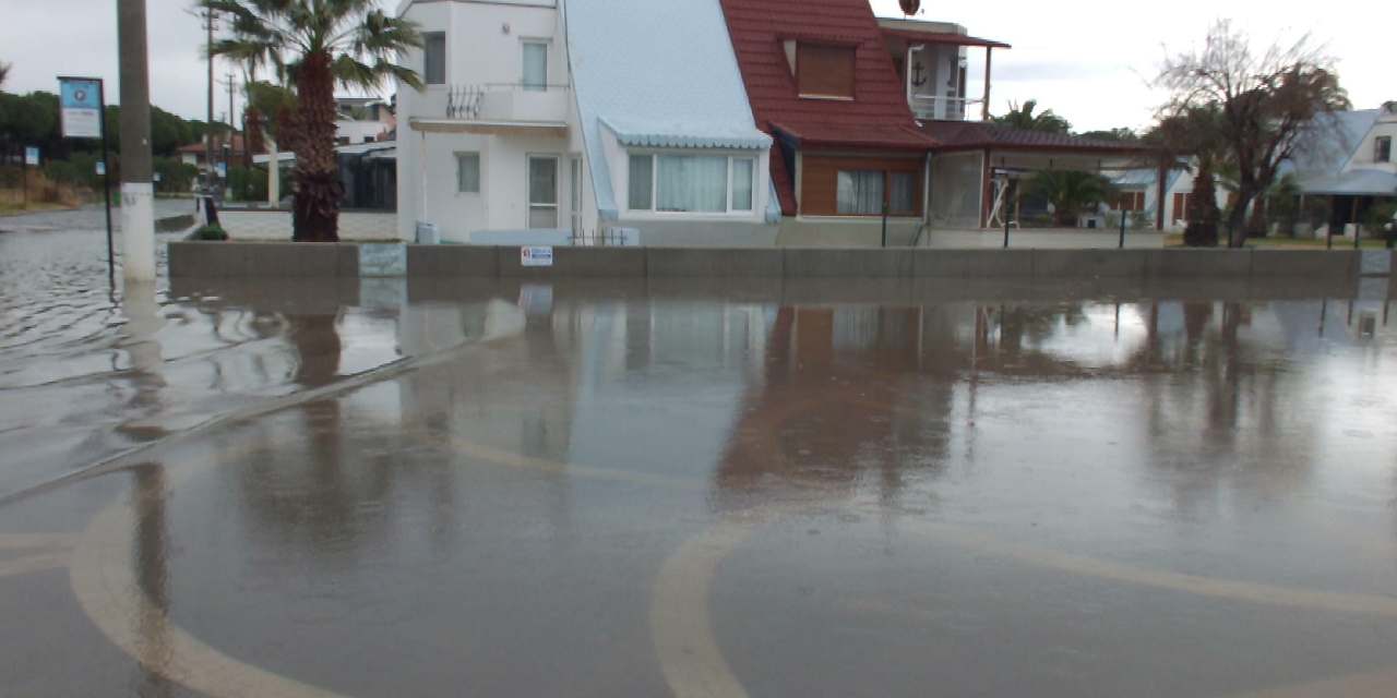 Balıkesir'de yollar göle döndü