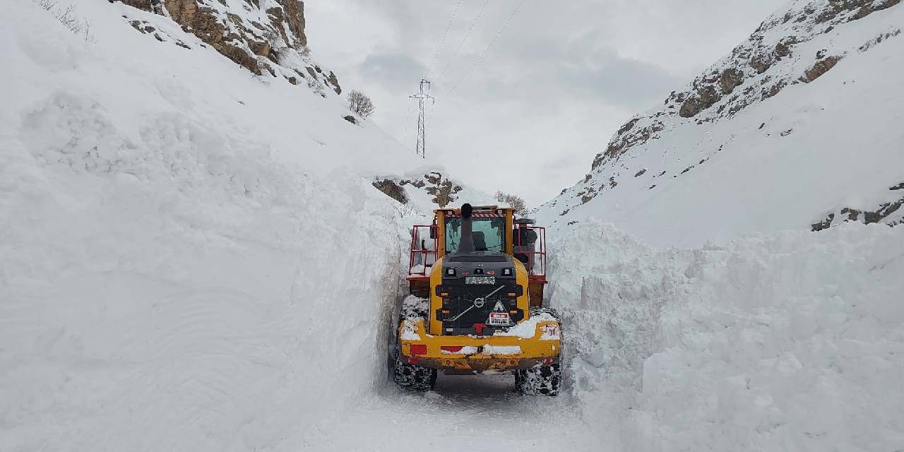Hakkari-Van ve Hakkari-Çukurca kara yollarında 3 ayrı noktaya çığ düştü