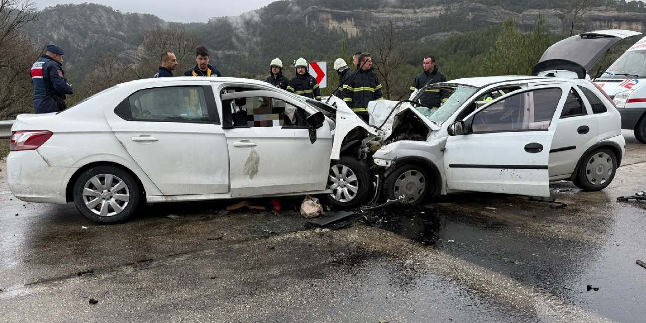 Son dakika | Antalya’dan bir kara haber daha: Kafa kafaya çarpışan araçta 6 ölü 6 yaralı