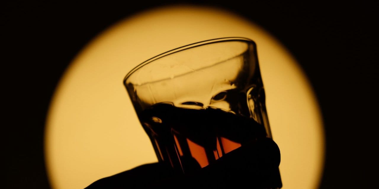 Hollywood’un yeni ruhani iksiri “Ay Suyu” çılgınlığı! Siz de kendi “Ay Suyu”nuzu yapabilirsiniz