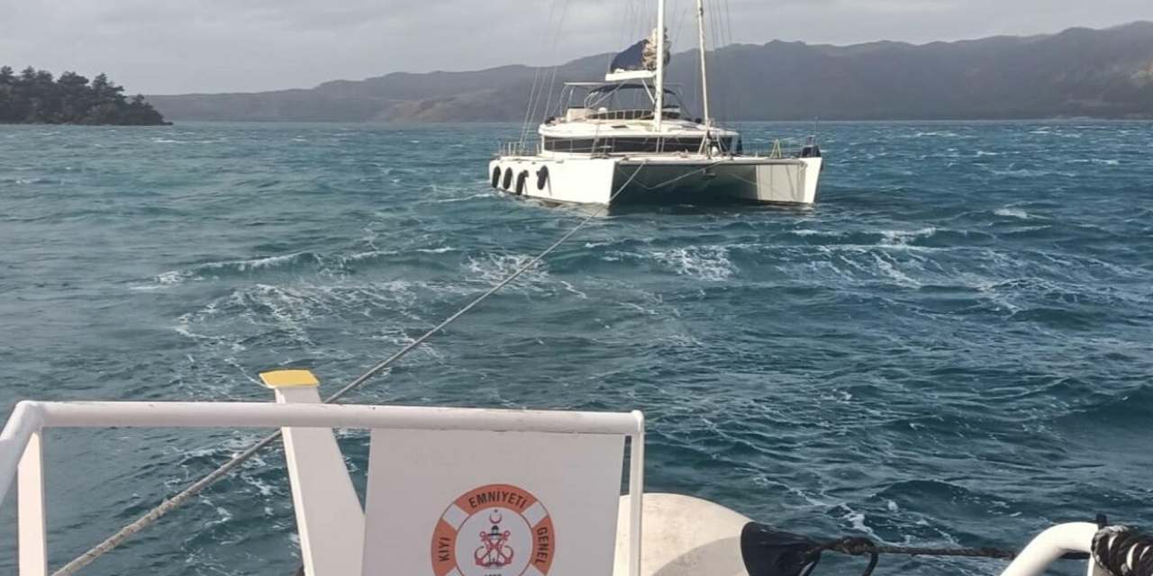Marmaris’te sürüklenen tekne kurtarıldı!