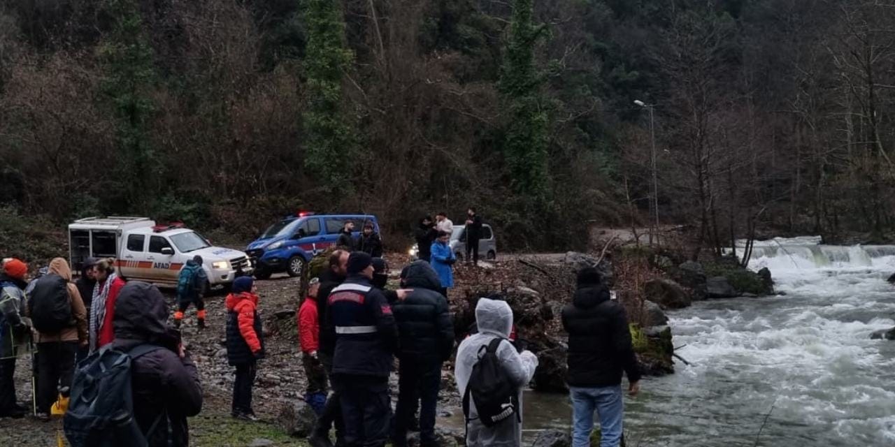 Dağlık alanda mahsur kalan 19 kişi kurtarıldı