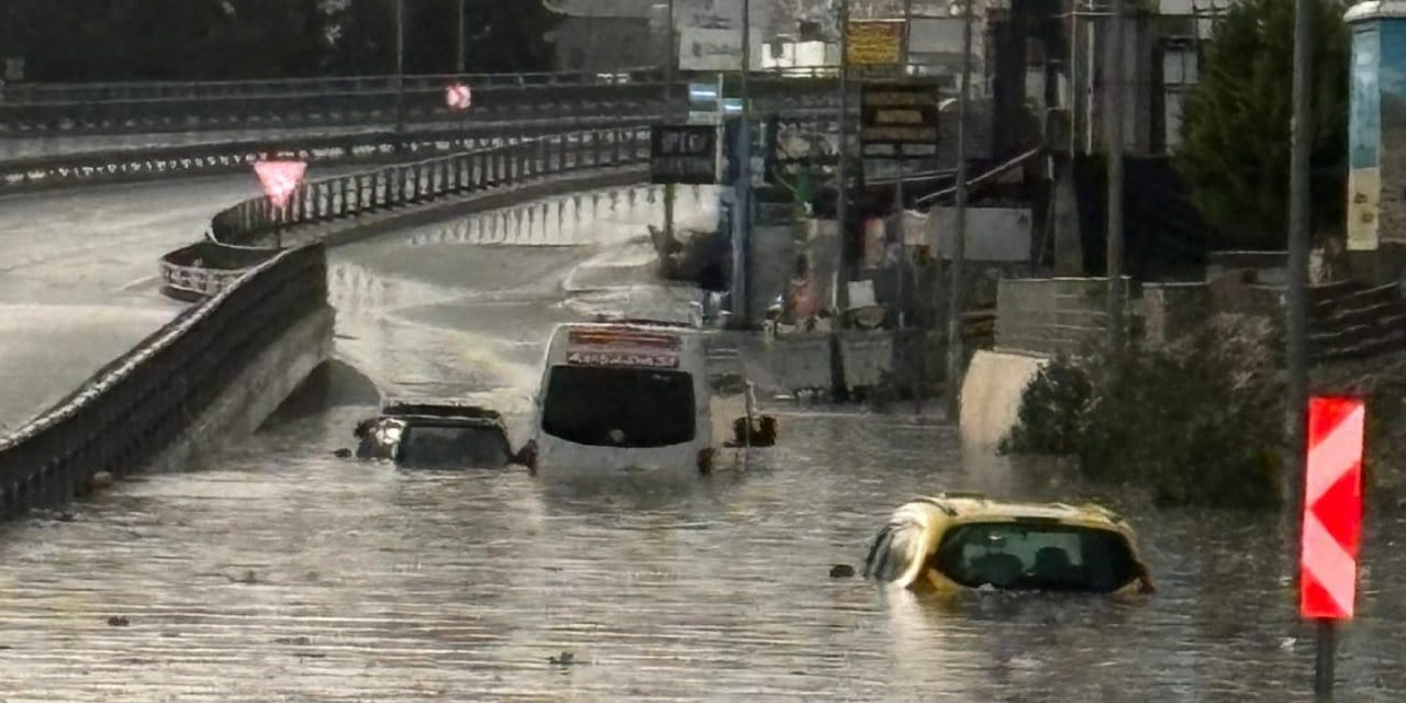 Kuşadasını sel vurdu yolları su bastı: Çerçioğlu'na üvey evlat tepkisi