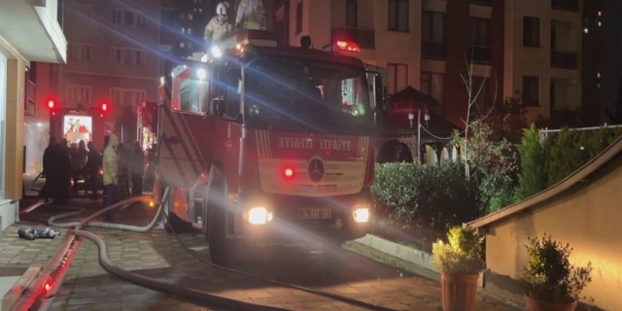 Elektrikli otomobil bir anda alev aldı: Zeytinburnu’nda site otoparkında yangın