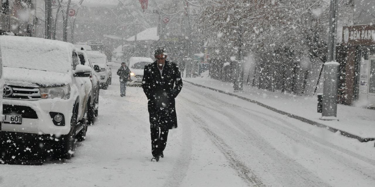 Meteoroloji 53 ili uyardı, AKOM İstanbul'a saat verdi! Hava buz gibi olacak