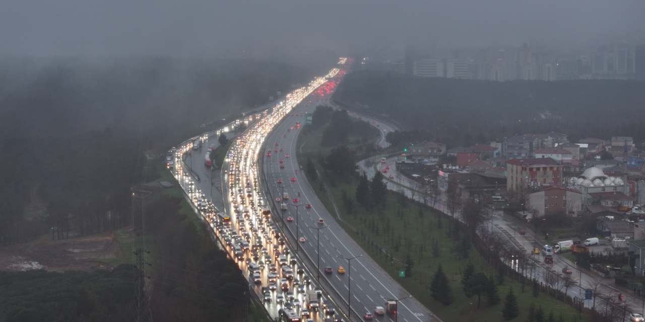 Ara tatil sona erdi: İstanbul'da trafik kilitlendi!