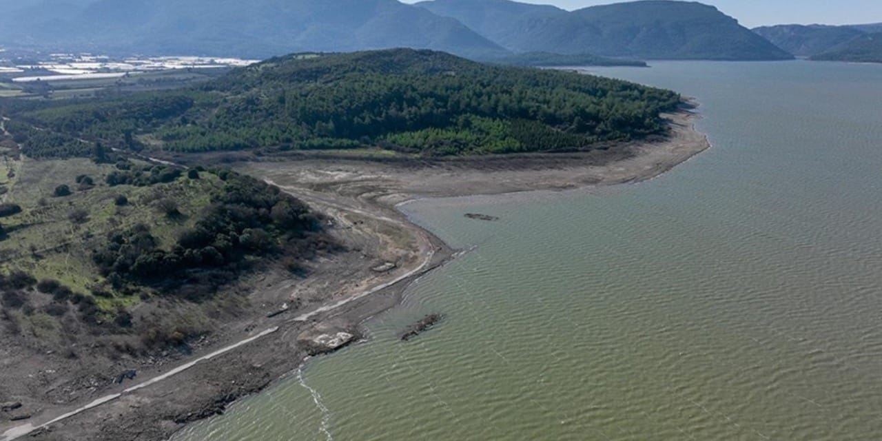 Sağanak yağış ve sel İzmir’i vurdu: Barajlar doldu