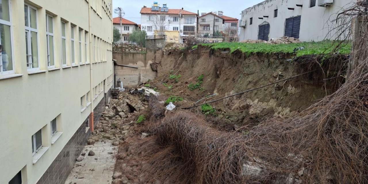Öğrenciler dersteyken okulun istinat duvarı çöktü!