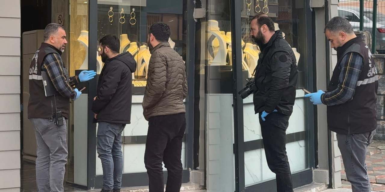 Kar maskeli silahlı hırsızlar polisi vurup kuyumcuyu soydu!