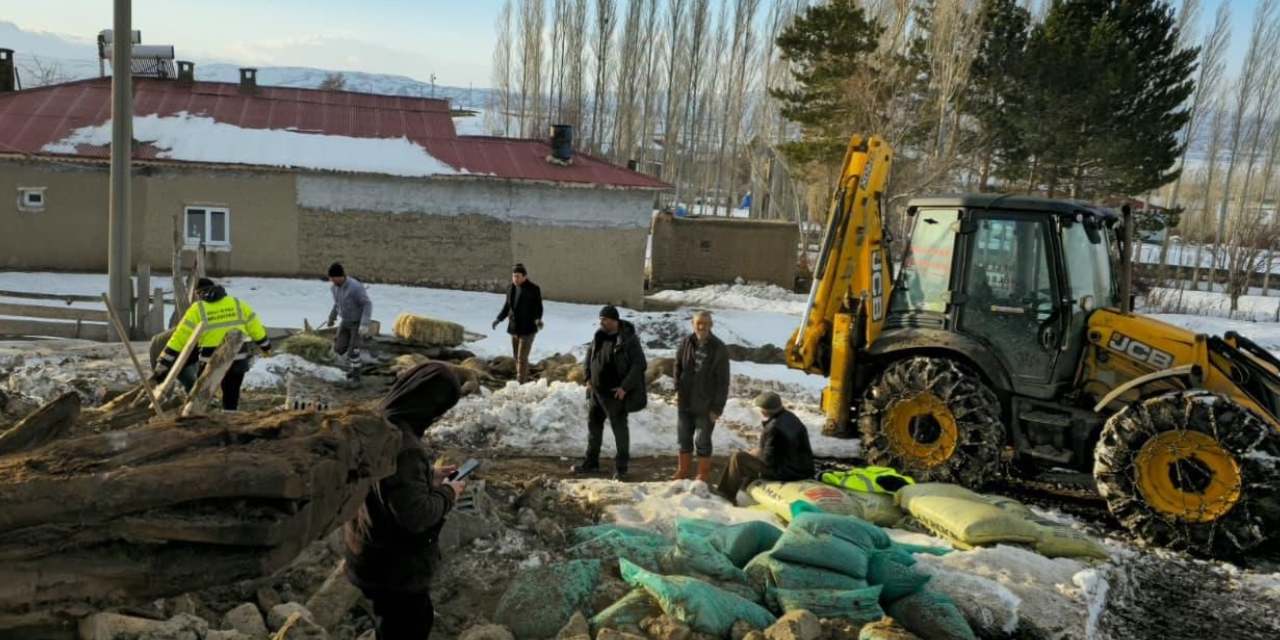 Sivas'ta kar esareti: Ağılın çatısı çöktü 40 koyun telef oldu