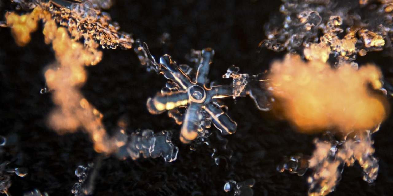 Bilim insanları açıkladı: Bembeyaz sandığımız kar aslında beyaz değil