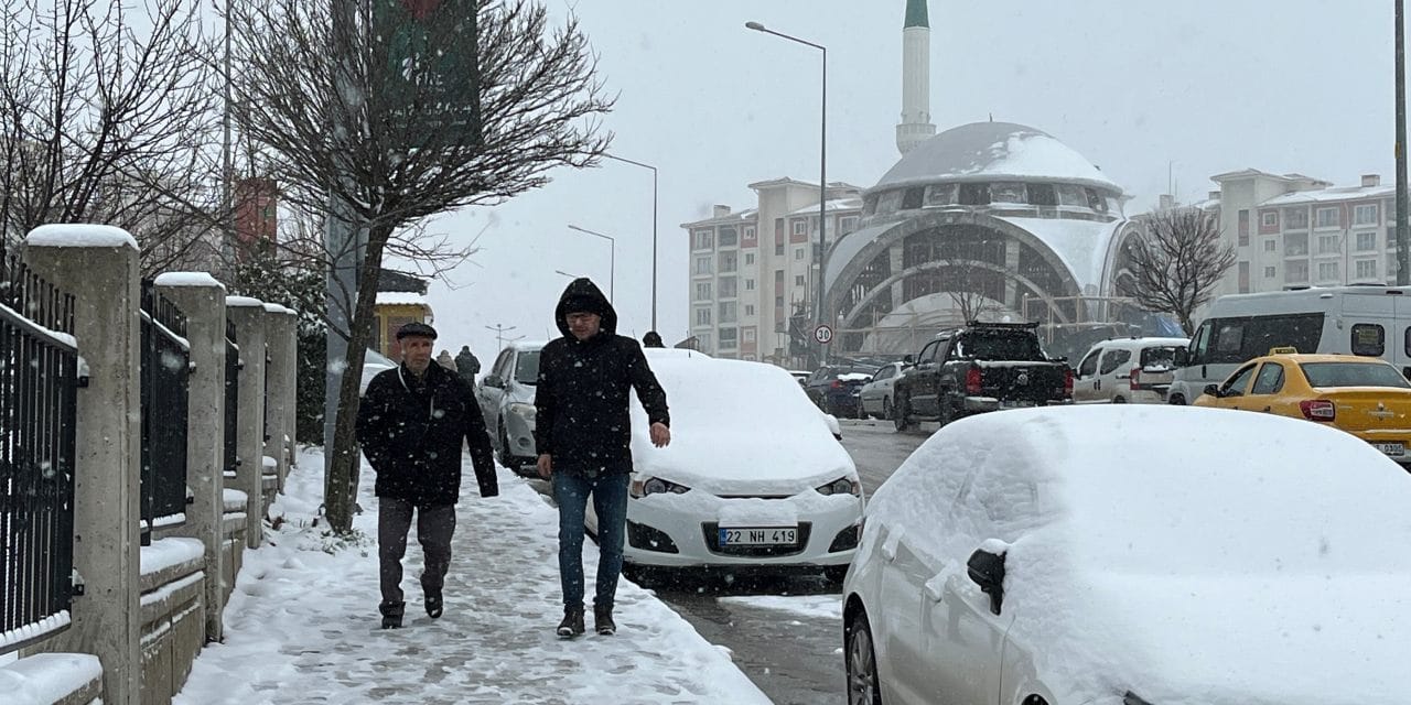 Edirne’yi kar vurdu: Motokuryelere trafik yasağı