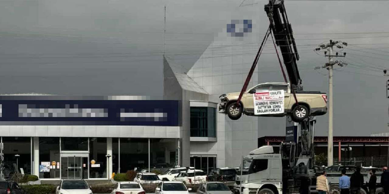 Sıfır araç alan müşteri şaşkınlığa uğrattı: Pankarttaki yazıyı gören dönüp bir daha baktı