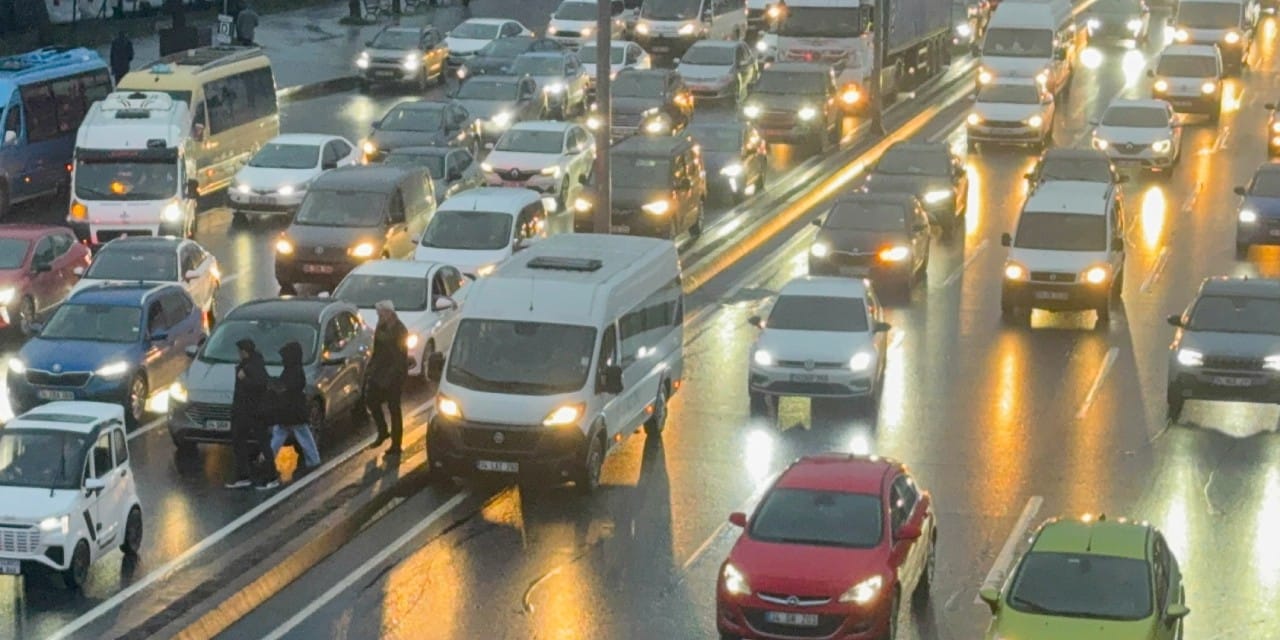 İstanbul'da trafik kilitlendi: Okulların ilk gününde yoğunluk yüzde 85