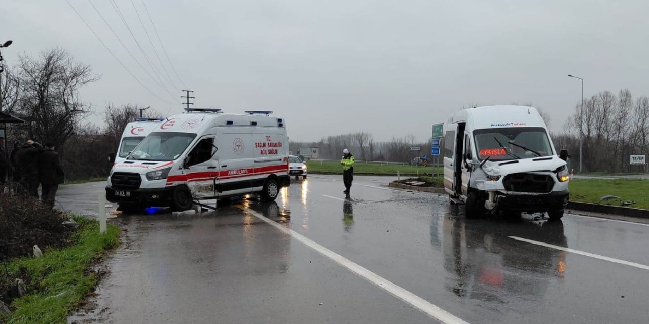 Sakarya'da feci kaza! 3 sağlıkçı 10 yaralı