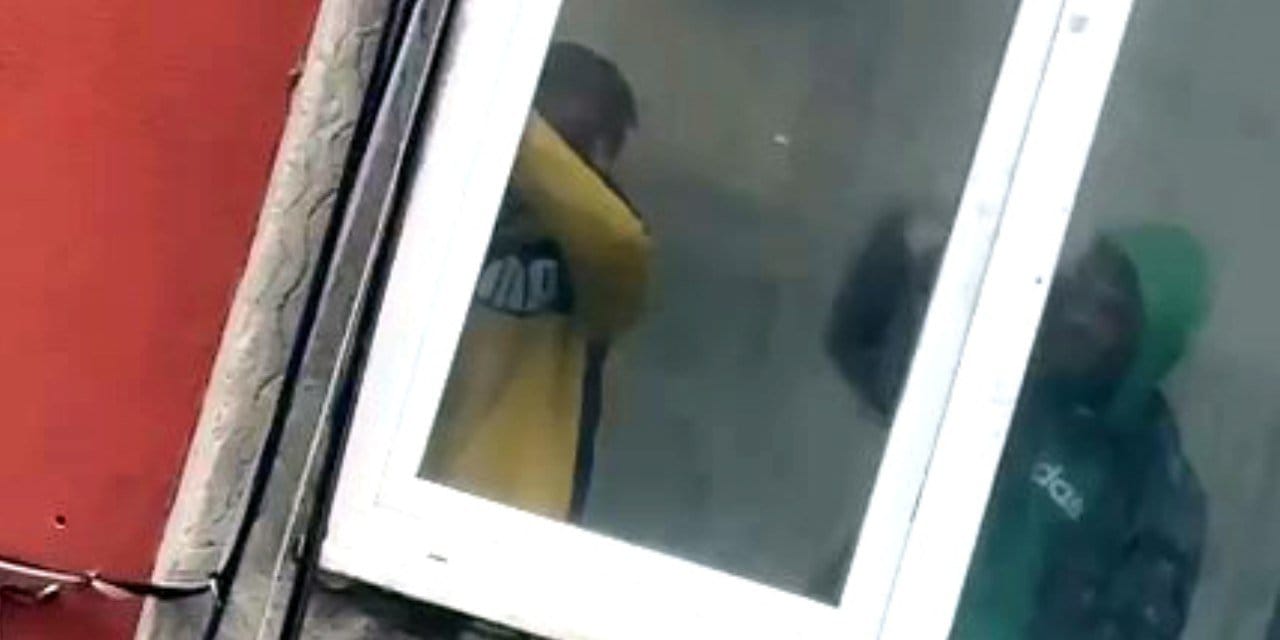 Esenyurt'ta güpegündüz talan: Binadan kapı ve pencereleri çaldılar