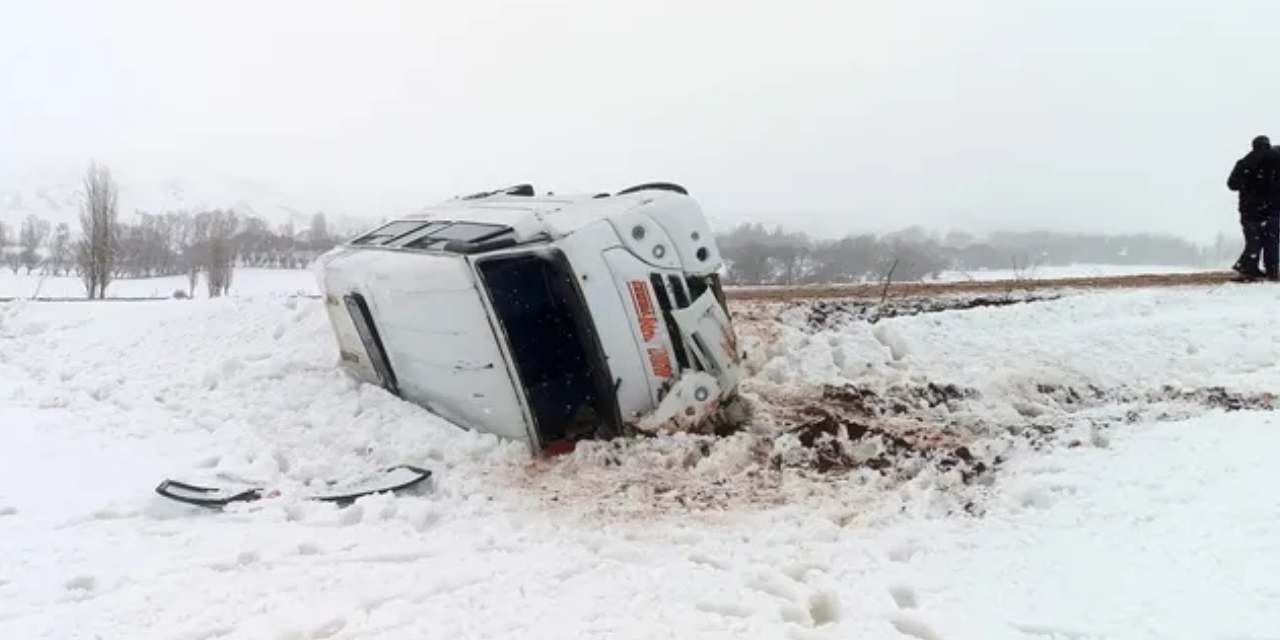 Sivas'ta öğrenci minibüsü devrildi: Yaralılar var!