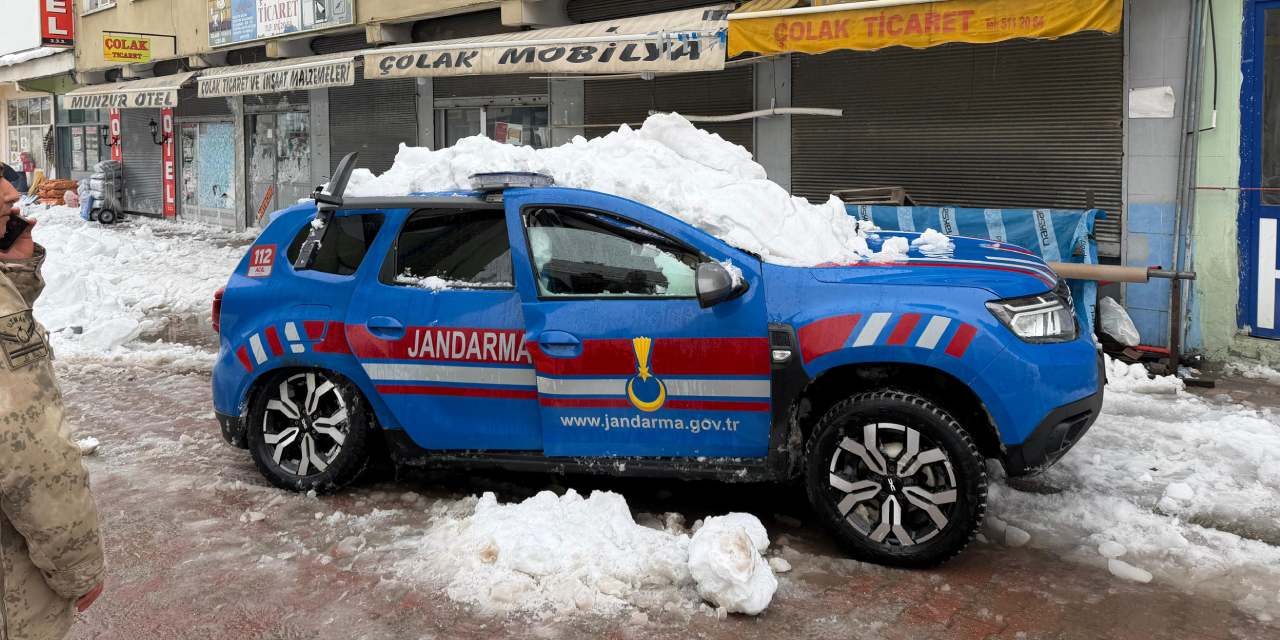 Ovacık'ta dev kar kütlesi jandarma aracının üstüne düştü: 2 yaralı