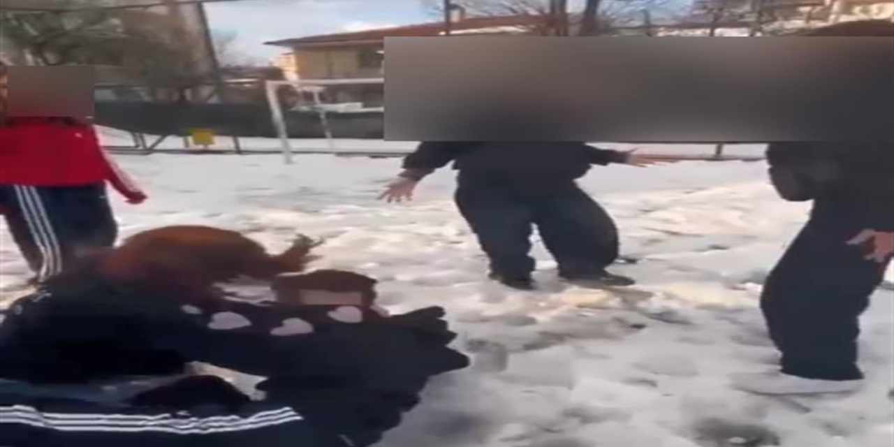 Kendilerinden küçük kızlara zorbalık yaptılar: O anları telefonla kaydettiler