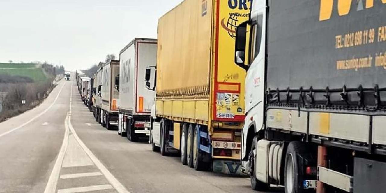 Başı var sonu yok: Yurt dışına çıkmak için bekliyorlar! Kilometrelerce kuyruk oluştu