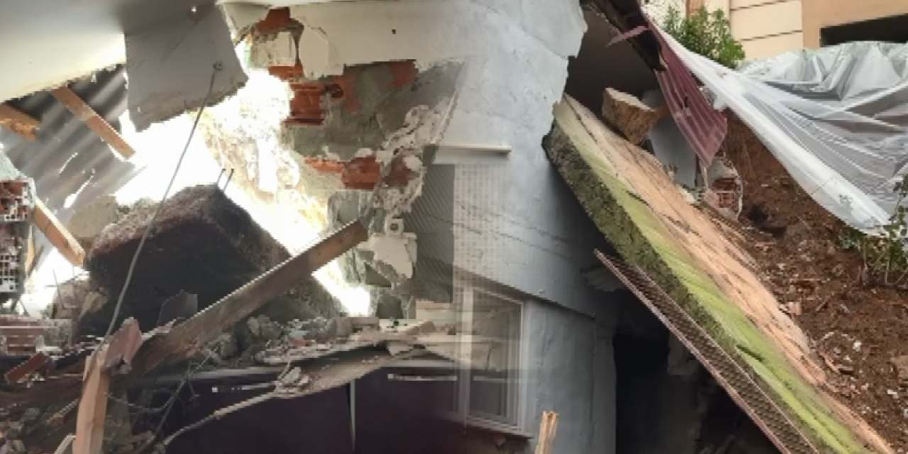 Çöken istinat duvarı binaya zarar verdi!