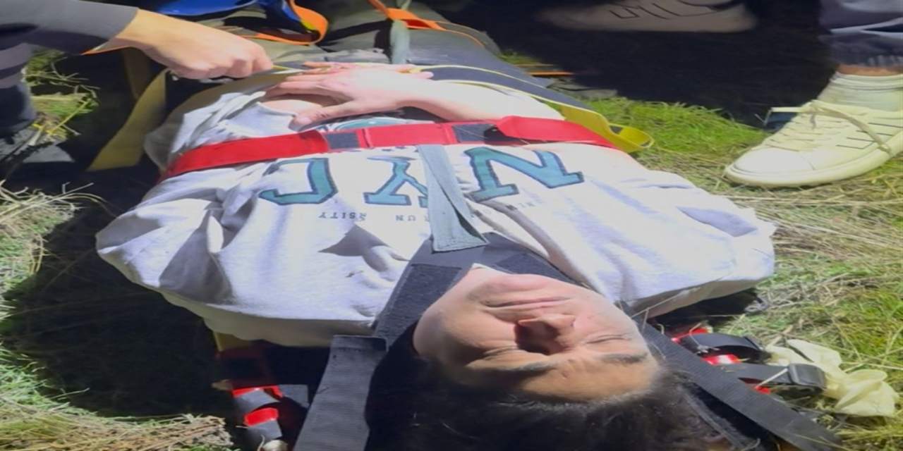 Vadiye düşen kadın ağaçlara takılarak hayatta kaldı