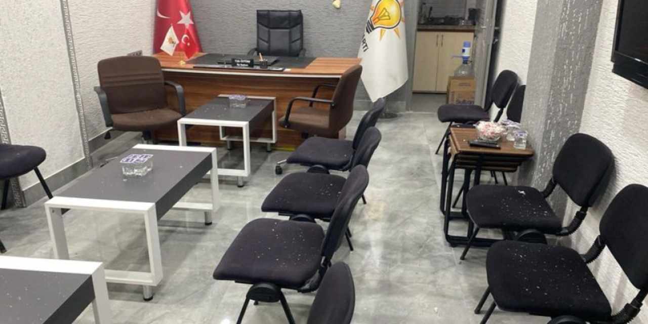 AKP İlçe Başkanlığı binasına saldırı