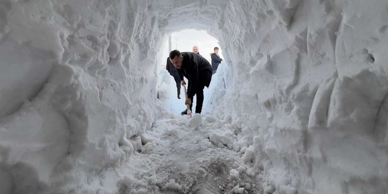 2 metre kar yağdı: Dükkanın önünü açmak için tünel açtı