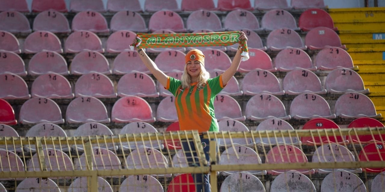 700 kilometre yol gelen genç kadın deplasmanda tek başına takımını destekledi