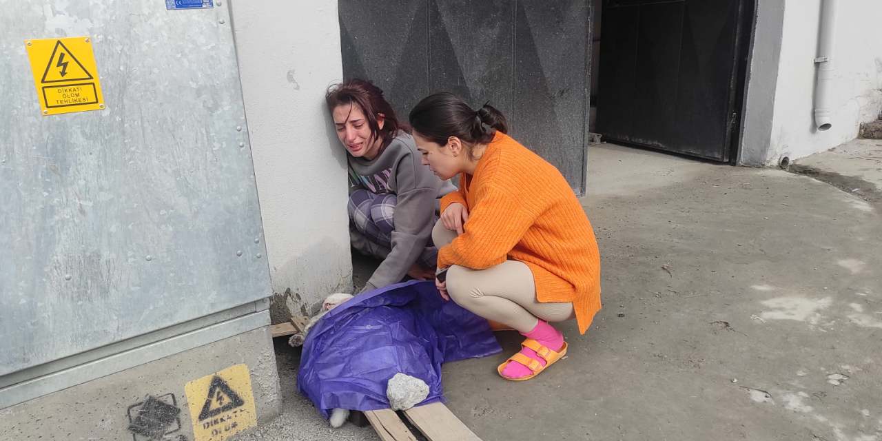 Beyoğlu'nda 5 katlı binada yangın! "Sütlaç" tüm müdahalelere rağmen kurtarılamadı