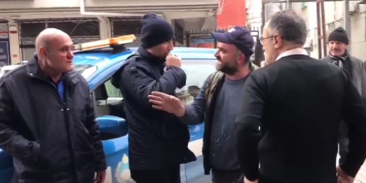 Hem suçlu hem güçlü! Kaldırıma park edip zabıtayı yumrukladı