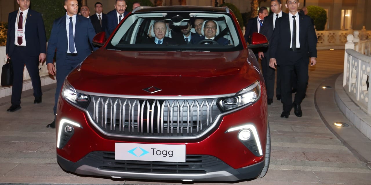 Erdoğan Sisi'ye Togg hediye etti