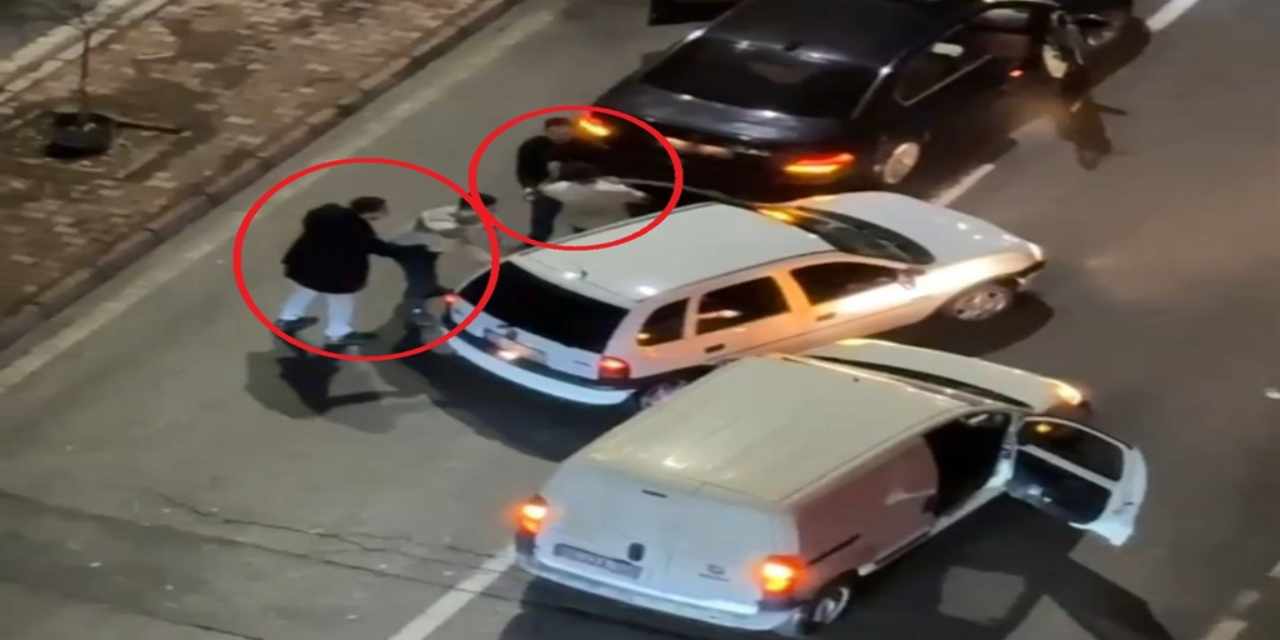 Trafikte yol verme kavgası büyüdü ortalığı birbirine kattılar: 'Çıkar silahı sık şuna'
