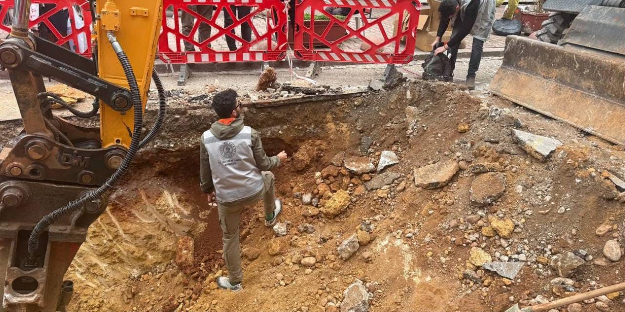 Kepçeyi vurunca neye uğradıklarını şaşırdılar: Sokağın altından insan kemikleri çıktı