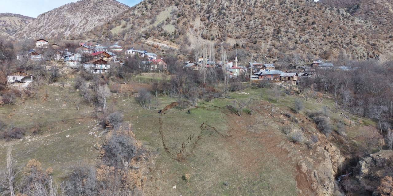 Heyelan yaşanan köy incelendi: Tahliye olabilir