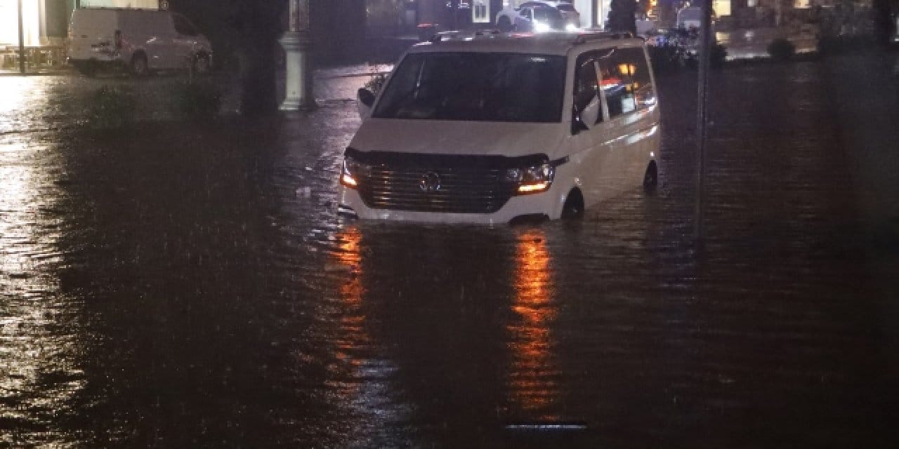 Bodrum ve Marmaris'te sel paniği: Sokaklar felç oldu bir kişi kayıp